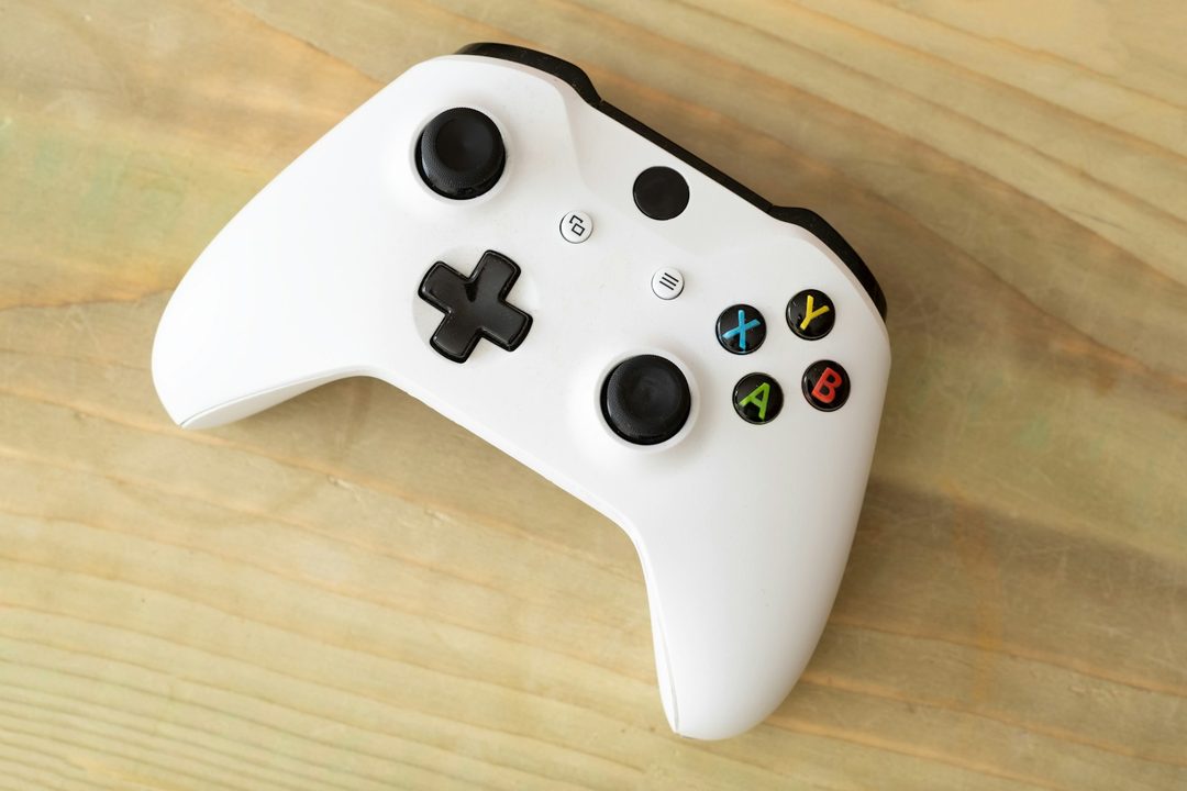 Heller Controller auf einer Holzfläche