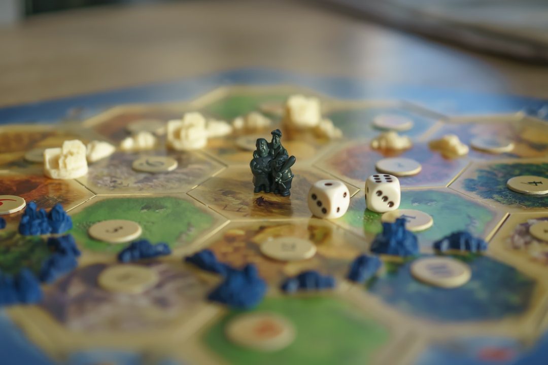 Spielplan mit Würfeln und Figuren