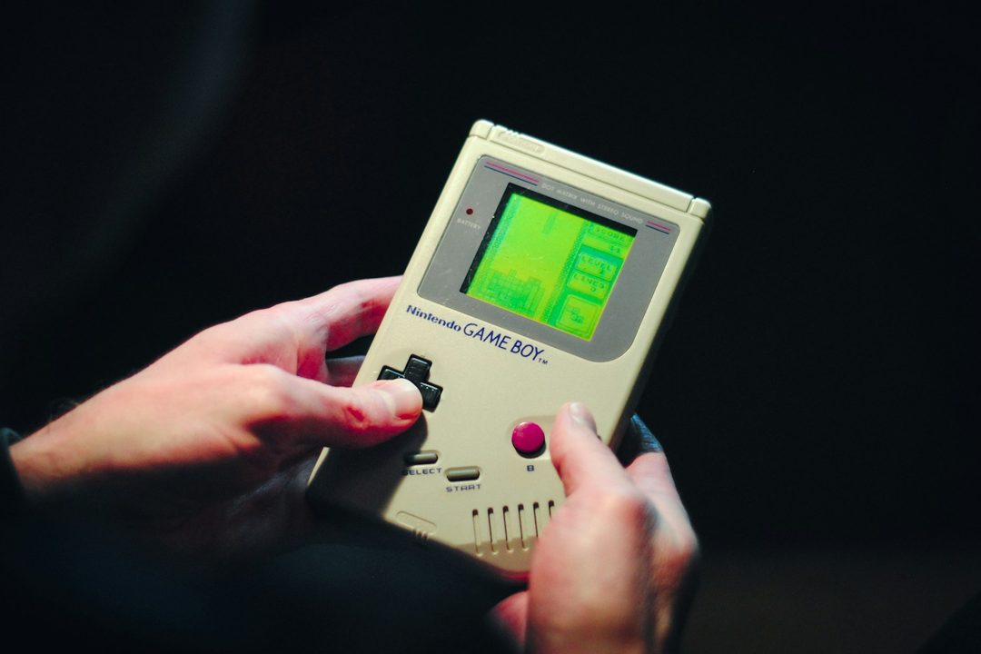 Älterer Handheld mit Graustufen-Display